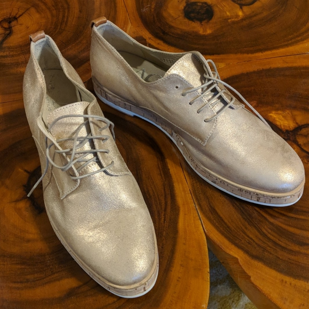 AGL gold leather shoes sz 9 exc. Cond